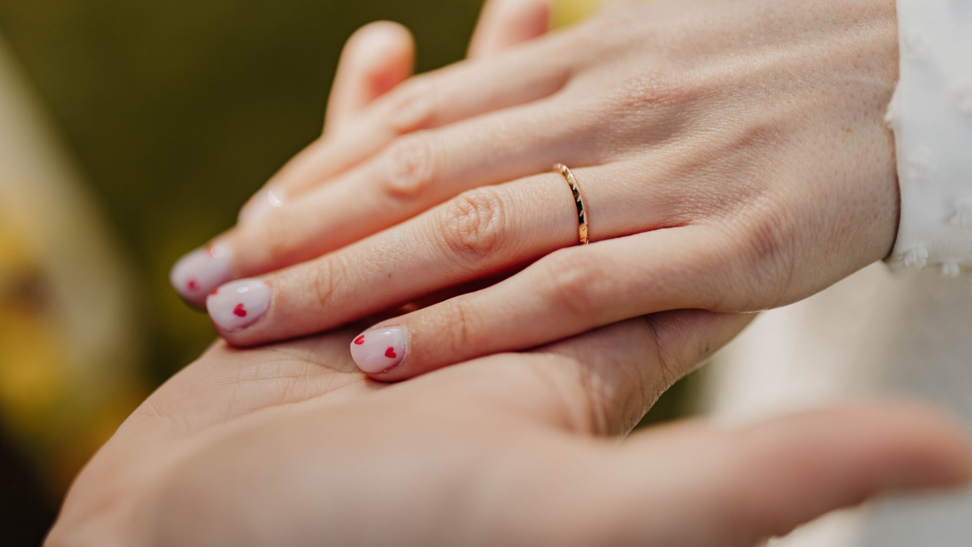 Bague mariage main dans la main manucure coeurs