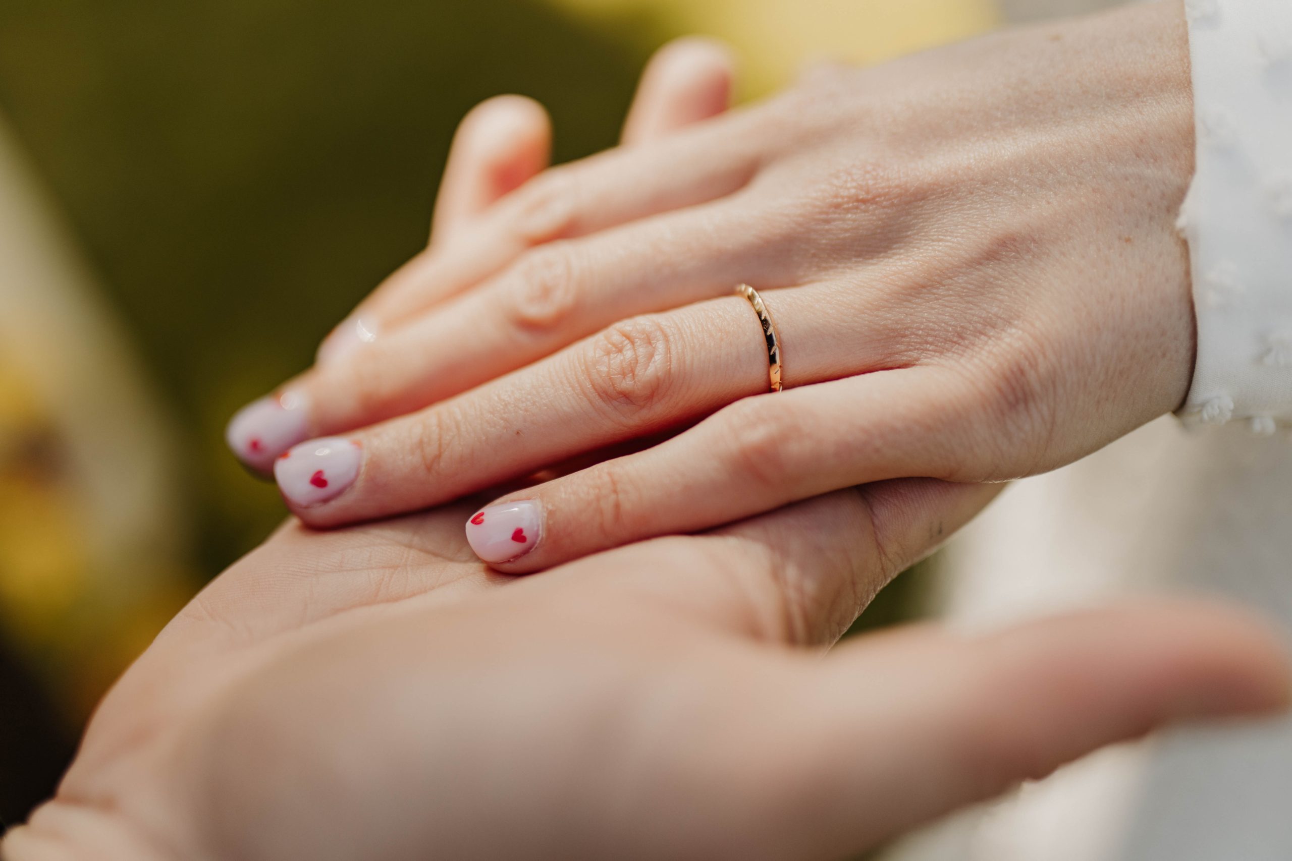 Bague mariage main dans la main manucure coeurs