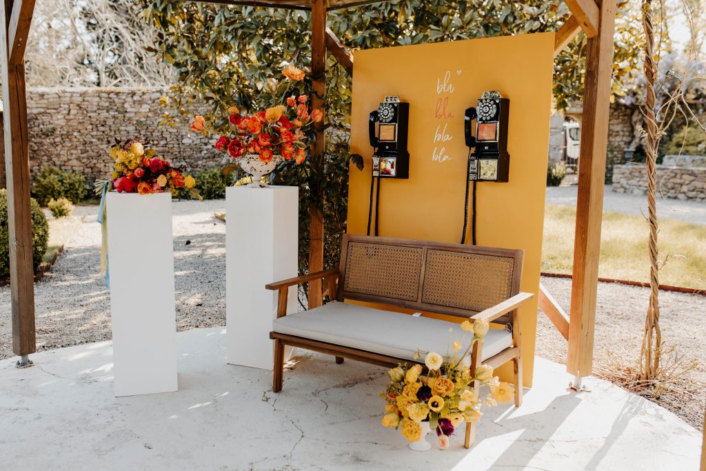 Deux téléphones vintage accrochés sur panneau de décoration design
