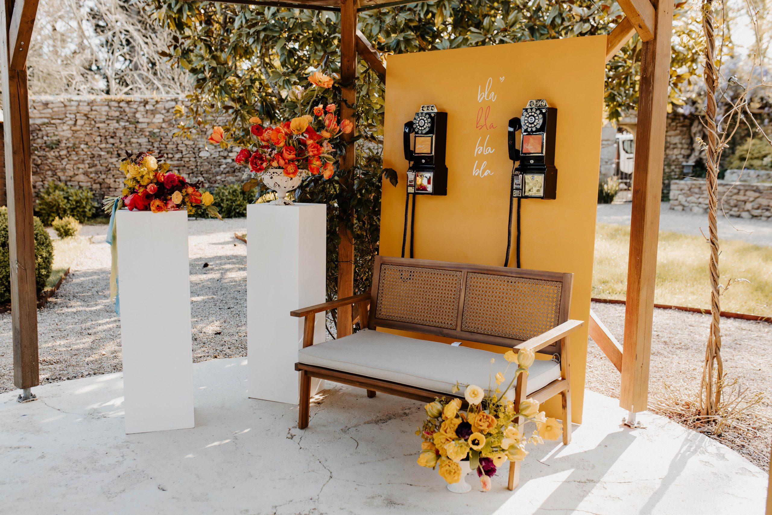 Livre d'or audio - Lidorateur téléphone vintage haut de gamme accroché sur panneau de décoration en bois - Wedding design premium